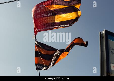 Inschrift der Flaggen: National Liberation Movement und Red Banner of Victory - 150. Gewehr, Orden von Kutusow, 2. Klasse, Idritsa Division, 79. Ri Stockfoto