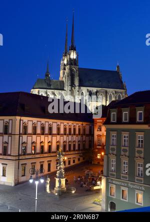 Blick auf den abendlichen Kräutermarkt mit Kathedrale, Brünn, Mähren, Tschechische Republik Stockfoto