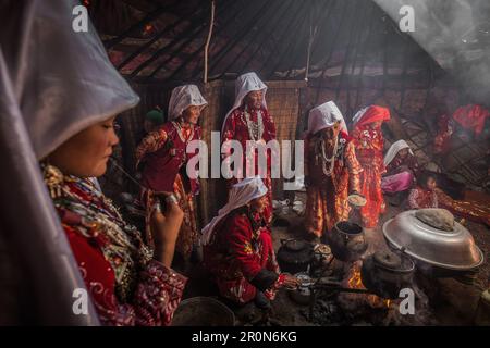 Kirgisische Frauen kochen in Jurte, Afghanistan, Asien Stockfoto