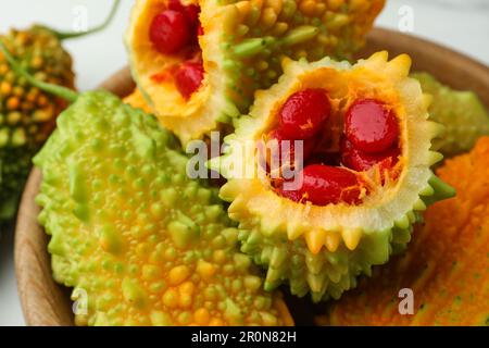 Frische bittere Melonen in einer Holzschüssel, Nahaufnahme Stockfoto