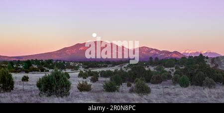 Am Abend geht der Vollmond über dem Humphreys Peak in der Nähe des Grand Canyon in Arizona auf Stockfoto