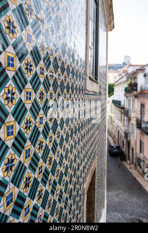 Gemusterte Fliesen an einer Fassade in Lissabon, Portugal Stockfoto