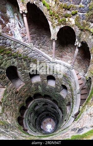 Blick auf den Initiationsbrunnen im Garten Quinta da Regaleira, Sintra, Portugal Stockfoto