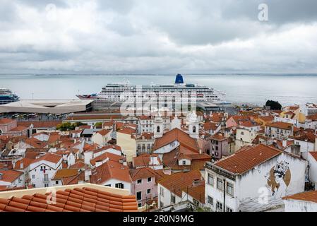 Blick über die Dächer auf einem Kreuzfahrtschiff im Hafen von Lissabon, Portugal Stockfoto