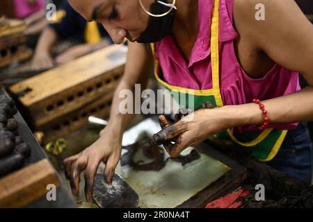 Danli, Honduras. 8. Mai 2023. Ein Arbeiter stellt eine Zigarre in einer Fabrik in Danli, Honduras, am 8. Mai 2023 her. Honduras ist eines der führenden Zigarrenanbauländer der Welt. Kredit: Xin Yuewei/Xinhua/Alamy Live News Stockfoto