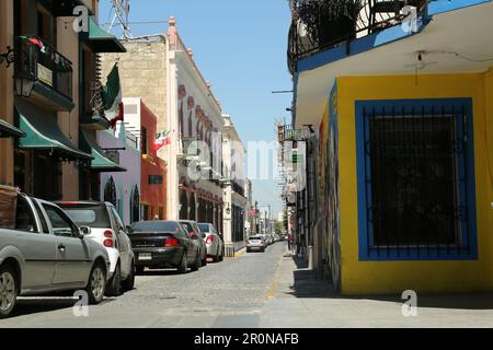 MONTERREY (NUEVO LEON), MEXIKO - 29. SEPTEMBER 2022: Wunderschöner Blick auf die Straße der Stadt mit geparkten Autos an sonnigen Tagen Stockfoto