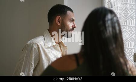 Ein Paar streitet zu Hause, verzweifelte Frau beschuldigt Ehemann. Partner diskutieren Beziehungsgespräch im verbalen Streit. Wütende frustrierte Emotionen von Menschen Stockfoto