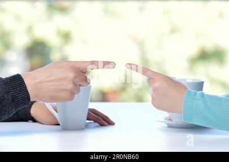 Nahaufnahme eines Freunde Hände in einen Tisch im Restaurant oder zu Hause streiten Stockfoto