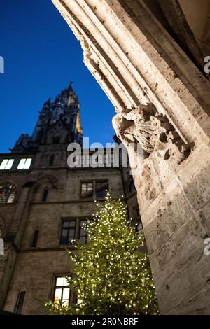 Innenhof des neuen Rathauses am Marienplatz mit Weihnachtsbaum, München, Bayern, Deutschland Stockfoto