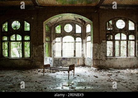 Altes Krankenhauszimmer mit einem alten Bettrahmen im verlassenen Gesundheitszentrum Beelitz, Beelitz Stockfoto