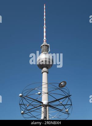Blick auf den Fernsehturm im Vordergrund mit der Weltzeituhr auf derselben Achse, Alexanderplatz, Mitte, Berlin, Deutschland Stockfoto