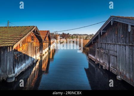 Bootshäuser in Seehausen am Staffelsee. Das Blaue Land, Seehausen, Bayern, Deutschland Stockfoto