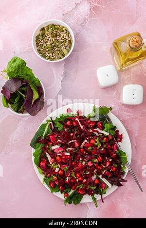 Gesundes Frühstück oder Mittagessen, gebackene Kichererbsen und Rote-Bete-Salat mit Ziegenkäse, Mischung aus Kräutern und verschiedenen Samen, Draufsicht Stockfoto