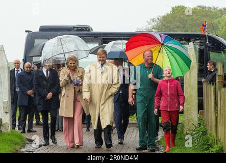 Texel, Niederlande. 09. Mai 2023. König Willem-Alexander und Königin Maxima der Niederlande in Texel am 09. Mai 2023 für einen regionalen Besuch im Waddeneilanden Credit: Albert Nieboer/Netherlands OUT/Point de Vue OUT/dpa/Alamy Live News Stockfoto