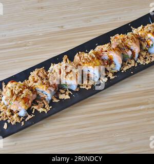 Asiatisch-japanische Speisen Sushi Crazy Lachs Roll Stockfoto