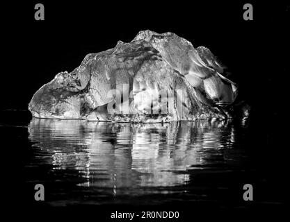 Ein kleiner Eisberg in der Lagune von Jokulsarlon Stockfoto