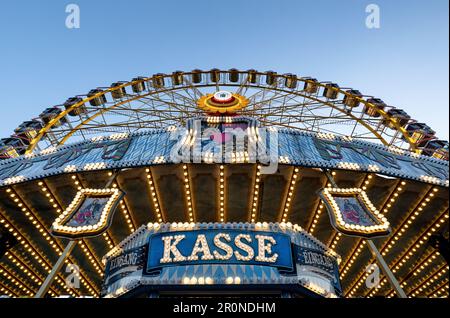 Blick auf das Riesenrad im Olympiabereich für das Sommerfestival München, Bayern Stockfoto