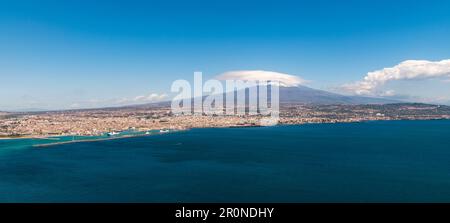Den Ätna und die Stadt Catania in Sizilien, Italien Stockfoto