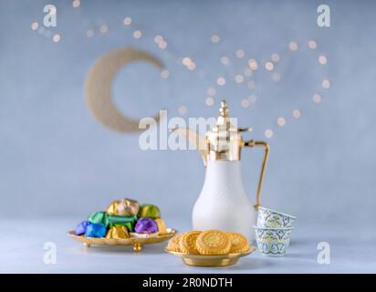 Traditionelles arabisches Eid al Adha, Eid al Fitr Süßigkeiten. Maamoul, Kaffeekanne mit Schokoladensauce. Moslem-Weihnachtsgrußkarte Stockfoto