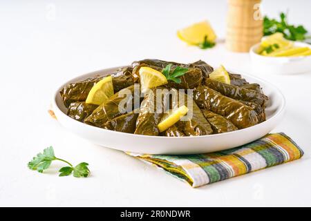 Gefüllte Traubenblätter. Traditionelle kaukasische, mediterrane und nahöstliche Küche Stockfoto