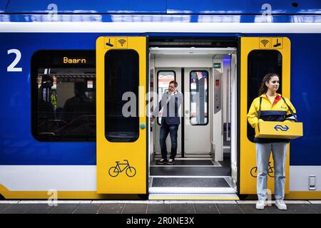 AMSTERDAM - Reisende im neuen Sprinter im Zentrum von Amsterdam. Insgesamt sind 206 Sprinterflugzeuge der neuen Generation (SNG) aus Spanien eingetroffen. ANP RAMON VAN FLYMEN niederlande raus - belgien raus Stockfoto