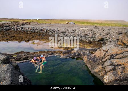 Einmal mit Volvo und Minkcamper auf der Ringstraße um Island Stockfoto