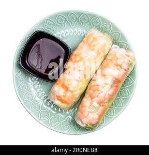 Blick von oben auf vietnamesische Goi Cuon Frühlingsrollen mit Reisnudeln, Garnelen, Huhn und Salat, verpackt in Reispapier auf einem Teller mit Ausschnitt auf weißem Hintergrund Stockfoto
