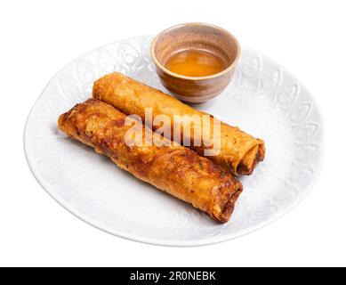 vietnamesische gebratene Frühlingsrollen, gefülltes Schweinefleisch, Karotten, Pilze, Reispapier, Sojasprossen auf dem Teller, ausgeschnitten auf weißem Hintergrund Stockfoto