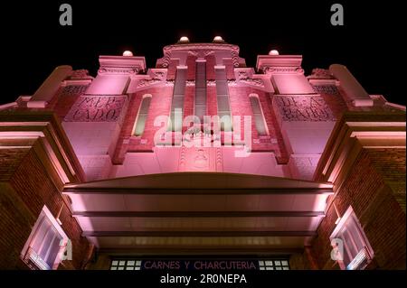 Die Fassade des Gebäudes, bekannt als Central Market oder Mercado Central. Bei Nacht ist die beleuchtete Wand aus einem niedrigen Winkel zu sehen Stockfoto