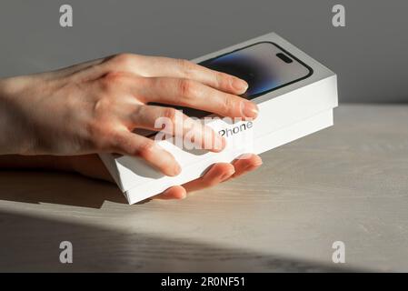 Lodz, Polen 07 2023. Mai Neues Telefon auspacken, iphone 14 pro max. In der Box. Stockfoto