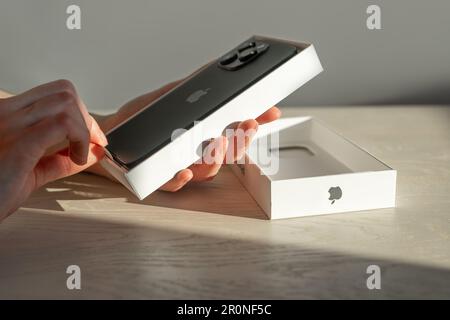 Lodz, Polen Mai 07 2023 iPhone 14 Pro Auspacken, Auspacken. Stockfoto