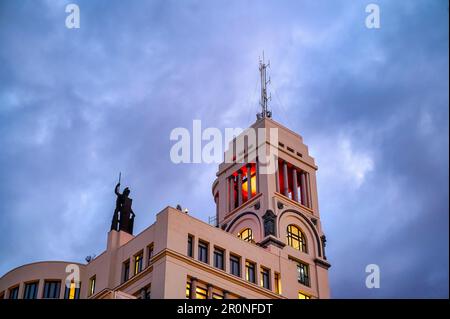 Madrid, Spanien - 26. April 2023: Außenarchitektur des Gebäudes in der Gran Via Avenue Stockfoto