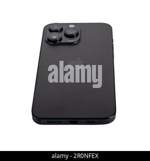 Lodz, Polen Mai 07 2023 iphone 14 pro max. Rückseite in perspektivischer Ansicht isoliert auf Weiß. Stockfoto
