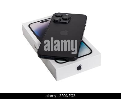 Lodz, Polen Mai 07 2023 iphone 14 pro max. Rückseite mit Kameras an der Telefonbox isoliert auf weiß. Stockfoto