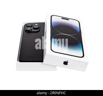 Lodz, Polen Mai 07 2023 iphone 14 pro max. Rückseite in offener Telefonbox perspektivische Ansicht isoliert auf Weiß. Stockfoto