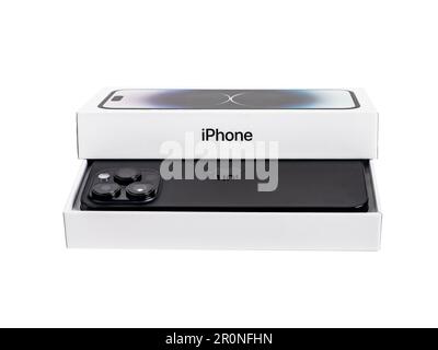 Lodz, Polen Mai 07 2023 iphone 14 pro max. In offener Telefonbox Seitenansicht isoliert auf Weiß. Stockfoto