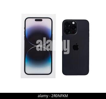 Lodz, Polen Mai 07 2023 iPhone 14 pro max und Box, Paket isoliert auf weiß. Stockfoto