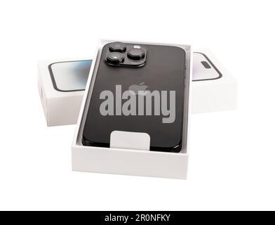 Lodz, Polen Mai 07 2023 iphone 14 pro max. In offener Telefonbox perspektivische Ansicht isoliert auf Weiß. Stockfoto