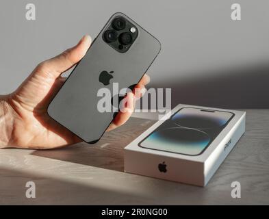 Lodz, Polen, Mai 07 2023 Hände und das neue iphone 14 pro max ab Box. Stockfoto