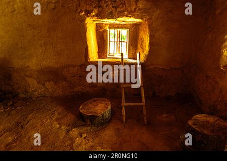 Sibiu, Rumänien - 25. Juli 2021. Traditionelle rumänische Volkshaus Interieur mit ländlichen Möbeln und Dekoration. Stockfoto