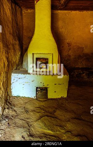 Sibiu, Rumänien - 25. Juli 2021. Traditionelle rumänische Volkshaus Interieur mit ländlichen Möbeln und Dekoration. Stockfoto