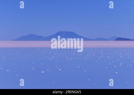 Sonnenaufgang im Salzsee Uyuni, Bolivien Stockfoto
