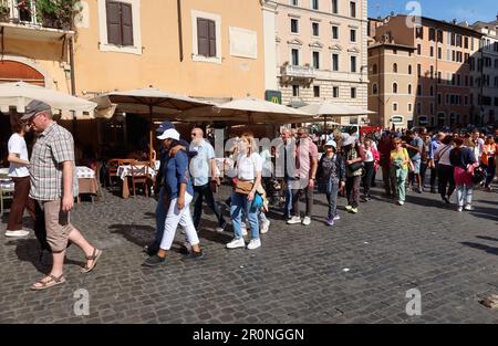 Rom, Italien. 07. Mai 2023. Touristen stehen Schlange, um das Panteon, Rom, Italien zu betreten, am 7 2023. Mai sind die Unterkünfte in italienischen Kunststädten derzeit ausgebucht, da der internationale Tourismus nach den Pandemiejahren nach Italien zurückkehrt. (Foto: Elisa Gestri/SIPA USA) Kredit: SIPA USA/Alamy Live News Stockfoto