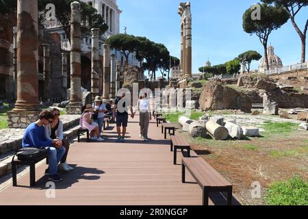 Rom, Italien. 07. Mai 2023. Touristen besuchen archelogische Stätten in Rom, Italien, am 7 2023. Mai sind die Unterkünfte in italienischen Kunststädten derzeit ausgebucht, da der internationale Tourismus nach den Pandemiejahren nach Italien zurückkehrt. (Foto: Elisa Gestri/SIPA USA) Kredit: SIPA USA/Alamy Live News Stockfoto