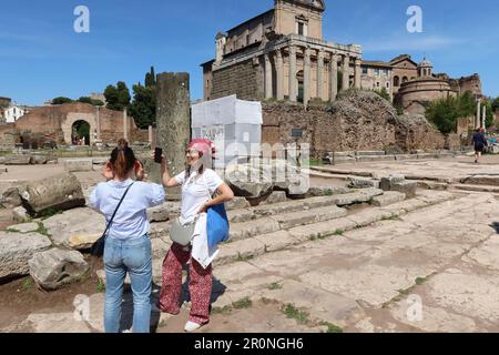 Rom, Italien. 07. Mai 2023. Touristen besuchen archelogische Stätten in Rom, Italien, am 7 2023. Mai sind die Unterkünfte in italienischen Kunststädten derzeit ausgebucht, da der internationale Tourismus nach den Pandemiejahren nach Italien zurückkehrt. (Foto: Elisa Gestri/SIPA USA) Kredit: SIPA USA/Alamy Live News Stockfoto