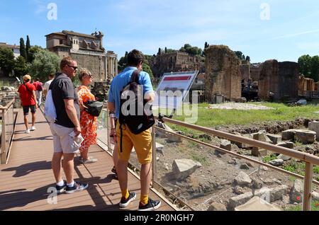 Rom, Italien. 07. Mai 2023. Touristen besuchen archelogische Stätten in Rom, Italien, am 7 2023. Mai sind die Unterkünfte in italienischen Kunststädten derzeit ausgebucht, da der internationale Tourismus nach den Pandemiejahren nach Italien zurückkehrt. (Foto: Elisa Gestri/SIPA USA) Kredit: SIPA USA/Alamy Live News Stockfoto