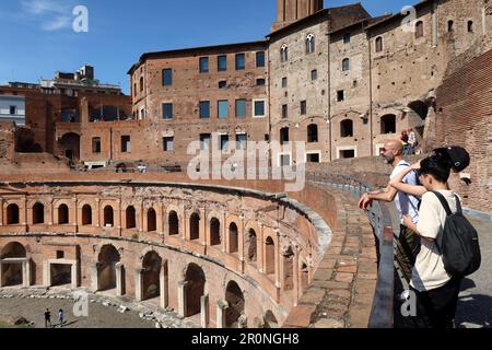 Rom, Italien. 07. Mai 2023. Touristen besuchen archelogische Stätten in Rom, Italien, am 7 2023. Mai sind die Unterkünfte in italienischen Kunststädten derzeit ausgebucht, da der internationale Tourismus nach den Pandemiejahren nach Italien zurückkehrt. (Foto: Elisa Gestri/SIPA USA) Kredit: SIPA USA/Alamy Live News Stockfoto