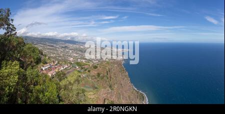 Madeira Island Portugal - 04 21 2023 Uhr: Panoramablick aus der Vogelperspektive auf Funchal und Camara de Lobos, die touristische und ikonische Stadt auf der Insel Stockfoto