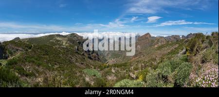 Madeira Island Portugal - 04 19 2023 Uhr: Gipfel der Berge Pico do Areeiro und Pico Ruivo, die höchsten Punkte der Insel Madeira, niedrige Wolken und Kinoatmosphäre Stockfoto