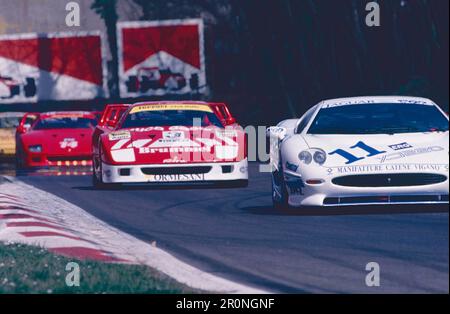 Jaguar XJ220 und Ferrari F40 Rennwagen auf der italienischen GT Monza, Italien 1993 Stockfoto